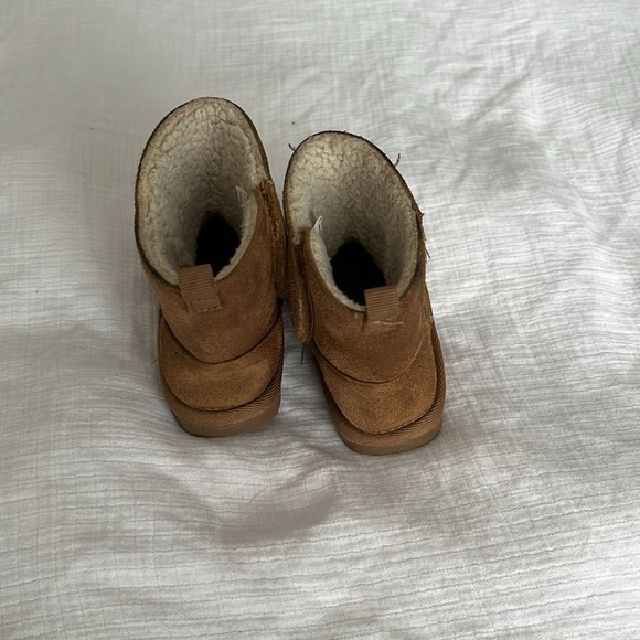 2/$20 Baby Faux Fur Suede Boots | Joe Fresh | Size 5 (baby) - Picture 3 of 4